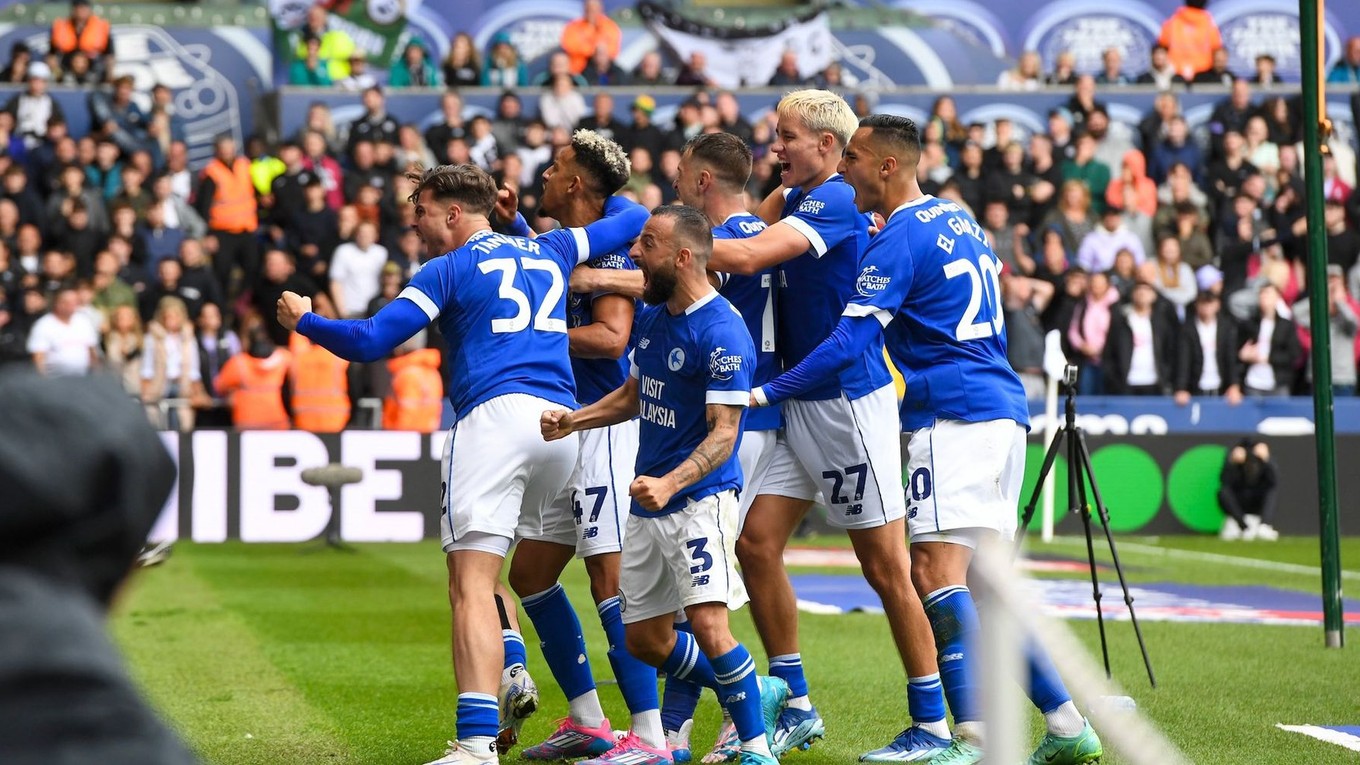 Futbalisti Cardiff City oslavujú gól do siete Swansea.