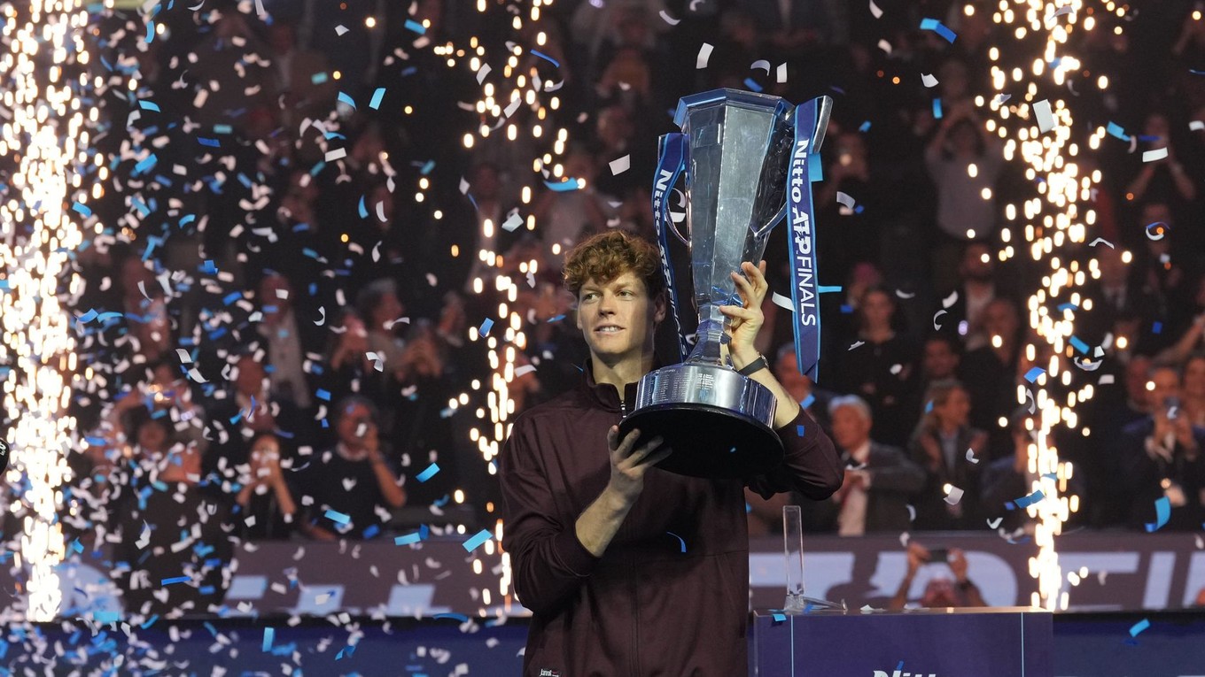Jannik Sinner drží v rukách trofej pre víťaza Turnaja majstrov 2025.