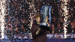 Jannik Sinner drží v rukách trofej pre víťaza Turnaja majstrov 2025.