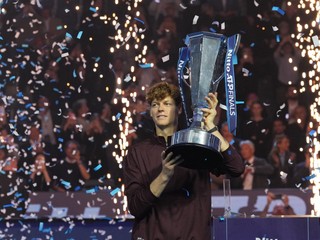 Jannik Sinner drží v rukách trofej pre víťaza Turnaja majstrov 2025.