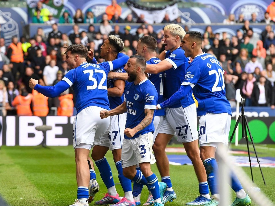 Futbalisti Cardiff City oslavujú gól do siete Swansea.