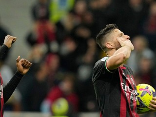 Olivier Giroud (vpravo) sa teší po strelenom góle v drese AC Miláno.