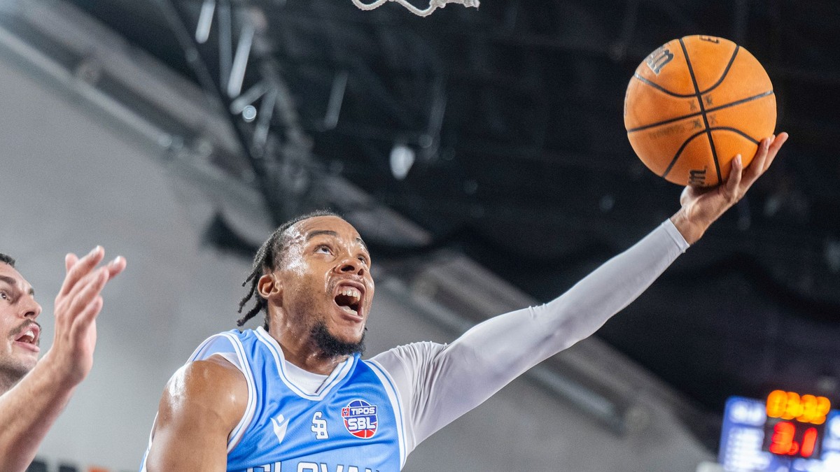 Lester Medford Jr. v drese Slovana.