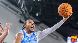 Lester Medford Jr. v drese Slovana.