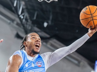 Lester Medford Jr. v drese Slovana.