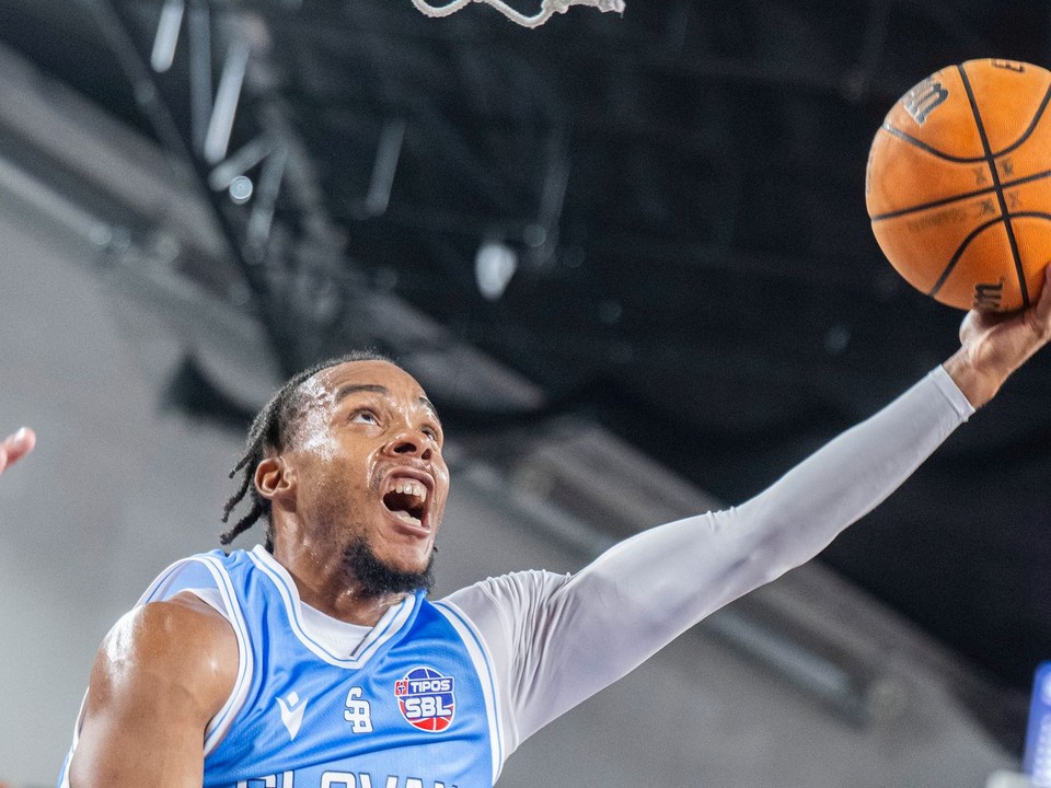 Lester Medford Jr. v drese Slovana.