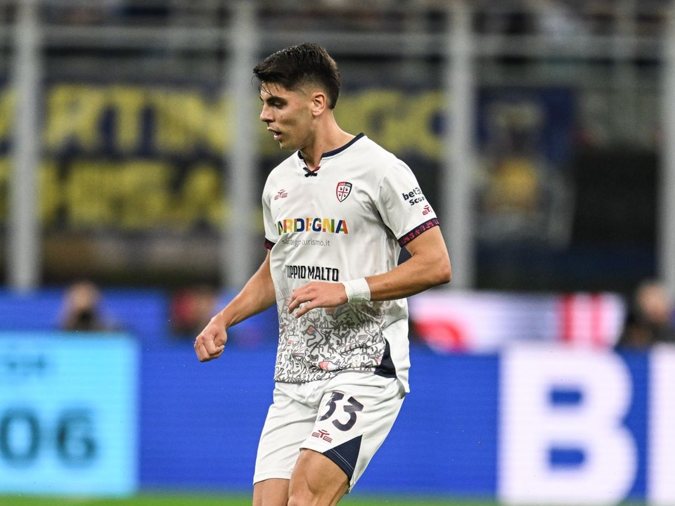 Adam Obert v drese Cagliari Calcio.