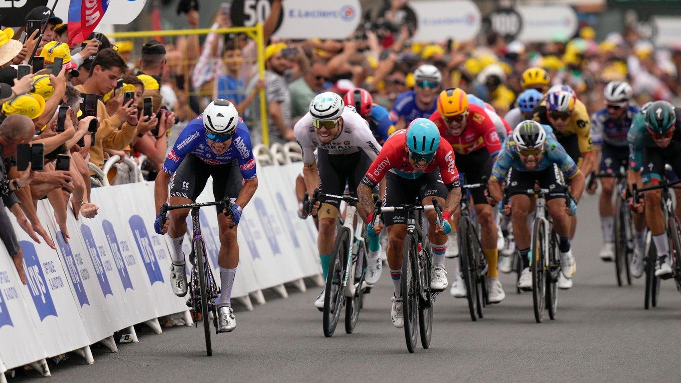 Jasper Philipsen (vľavo) v súboji s Calebom Ewanom o víťazstvo na Tour de France 2023.