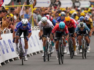 Jasper Philipsen (vľavo) v súboji s Calebom Ewanom o víťazstvo na Tour de France 2023.