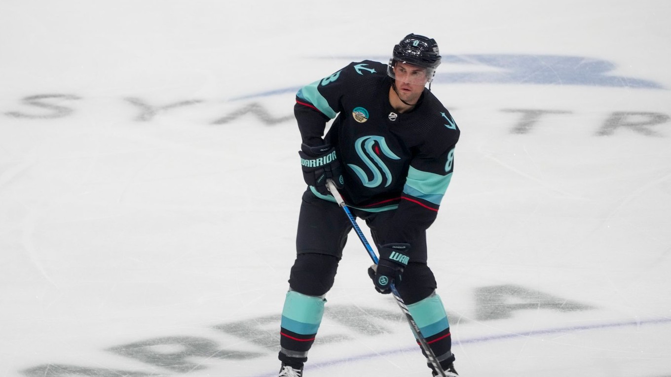 Brian Dumoulin v drese Seattlu.