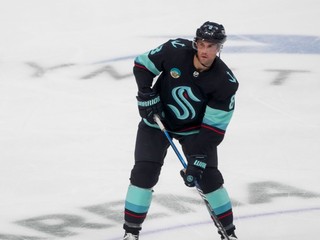 Brian Dumoulin v drese Seattlu.