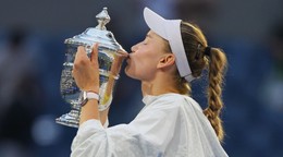 Jelena Rybakinová s trofejou po víťazstve na US Open 2026.