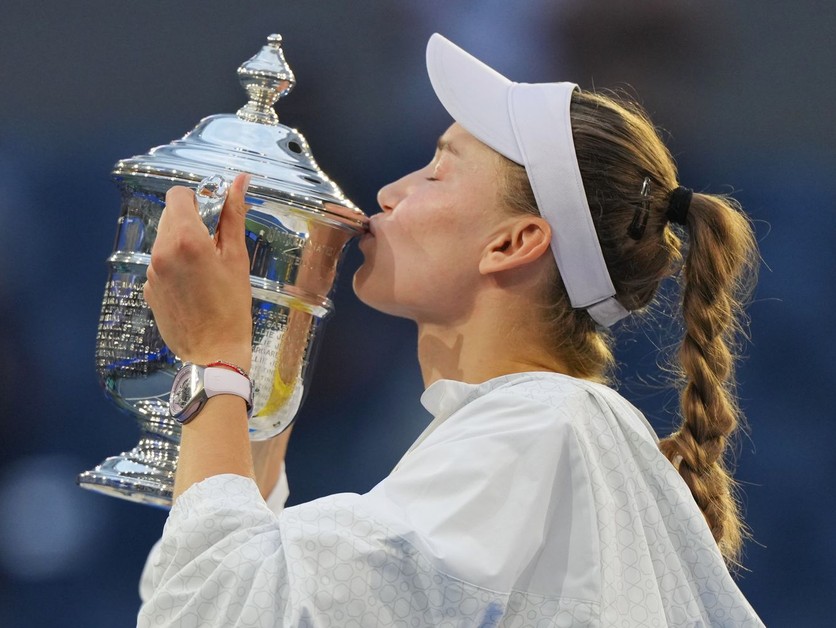 Jelena Rybakinová s trofejou po víťazstve na US Open 2026.