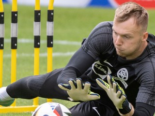 Brankár Marek Rodák počas tréningu slovenskej reprezentácie.