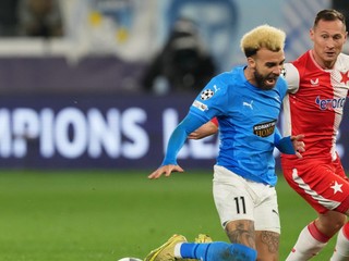 Ján Bořil fauluje hráča Pafosu.