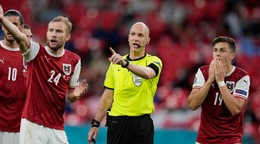 Rozhodca Anthony Taylor počas zápasu Taliansko - Rakúsko na EURO 2020.