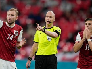 Rozhodca Anthony Taylor počas zápasu Taliansko - Rakúsko na EURO 2020.