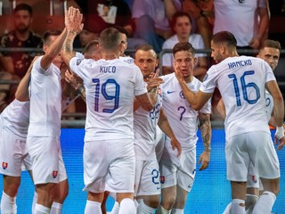 Slovenskí futbalisti sa tešia po strelenom góle v zápase Lichtenštajnsko - Slovensko v kvalifikácii EURO 2024.