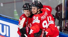 Hokejisti Kanady sa tešia z gólu v zápase proti Dánsku na MS 2026.