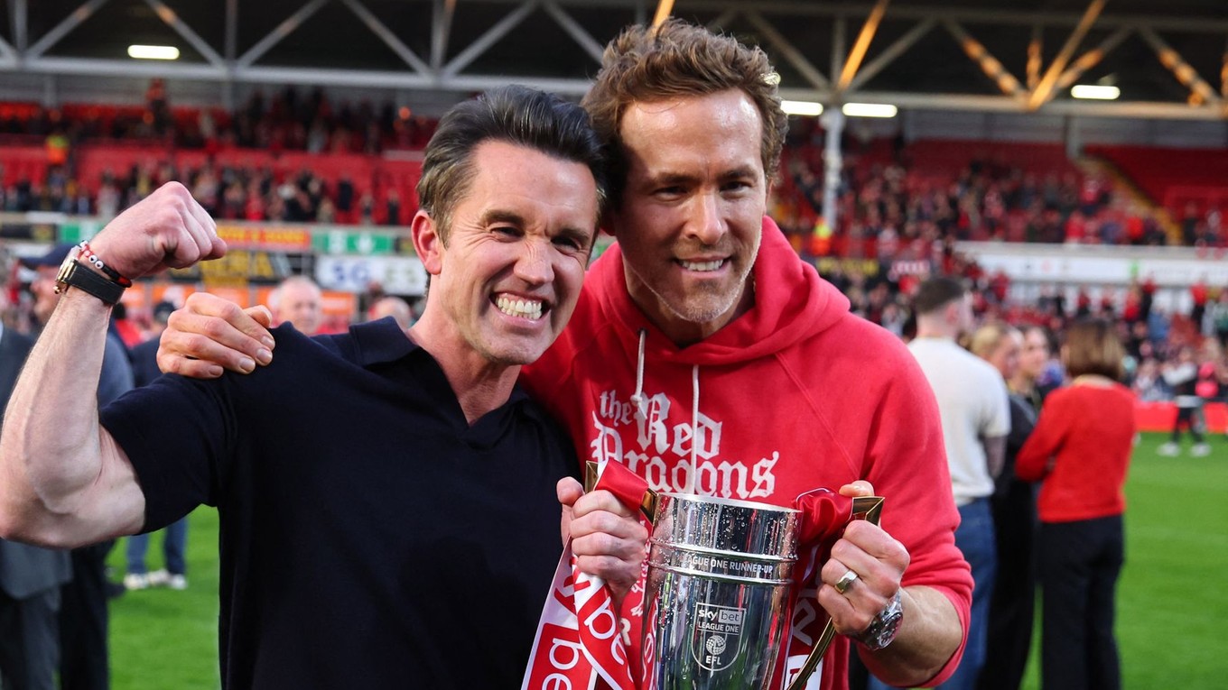 Herci Rob McElhenney a Ryan Reynolds (vpravo) sa tešia z postupu Wrexhamu do 2. anglickej ligy.