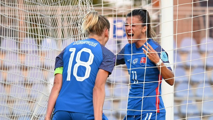 Radosť kapitánky Dominiky Škorvánkovej a strelkyne gólu Patrície Hmírovej. 