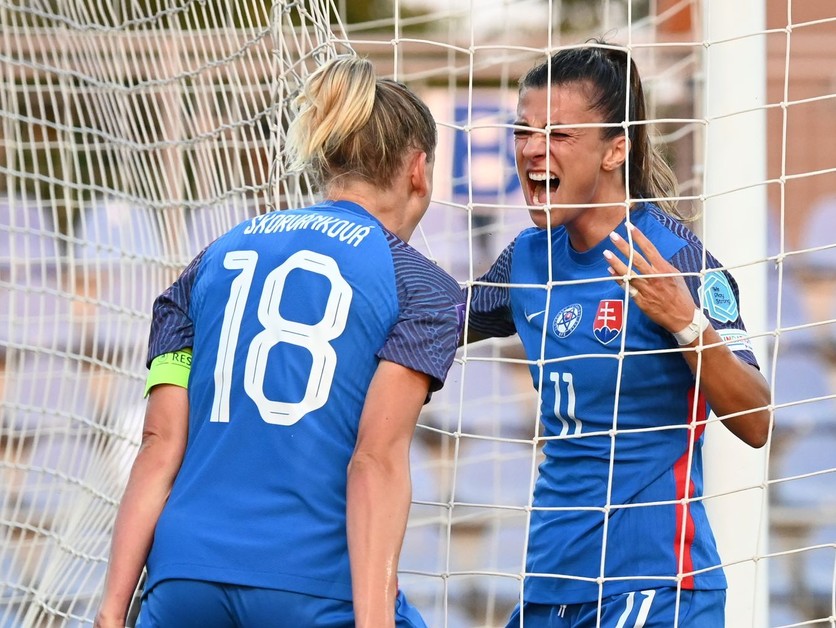 Radosť kapitánky Dominiky Škorvánkovej a strelkyne gólu Patrície Hmírovej. 
