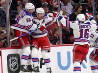 Hokejisti NY Rangers oslavujú gól v predĺžení.