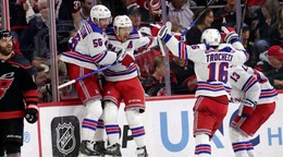 Hokejisti NY Rangers oslavujú gól v predĺžení.