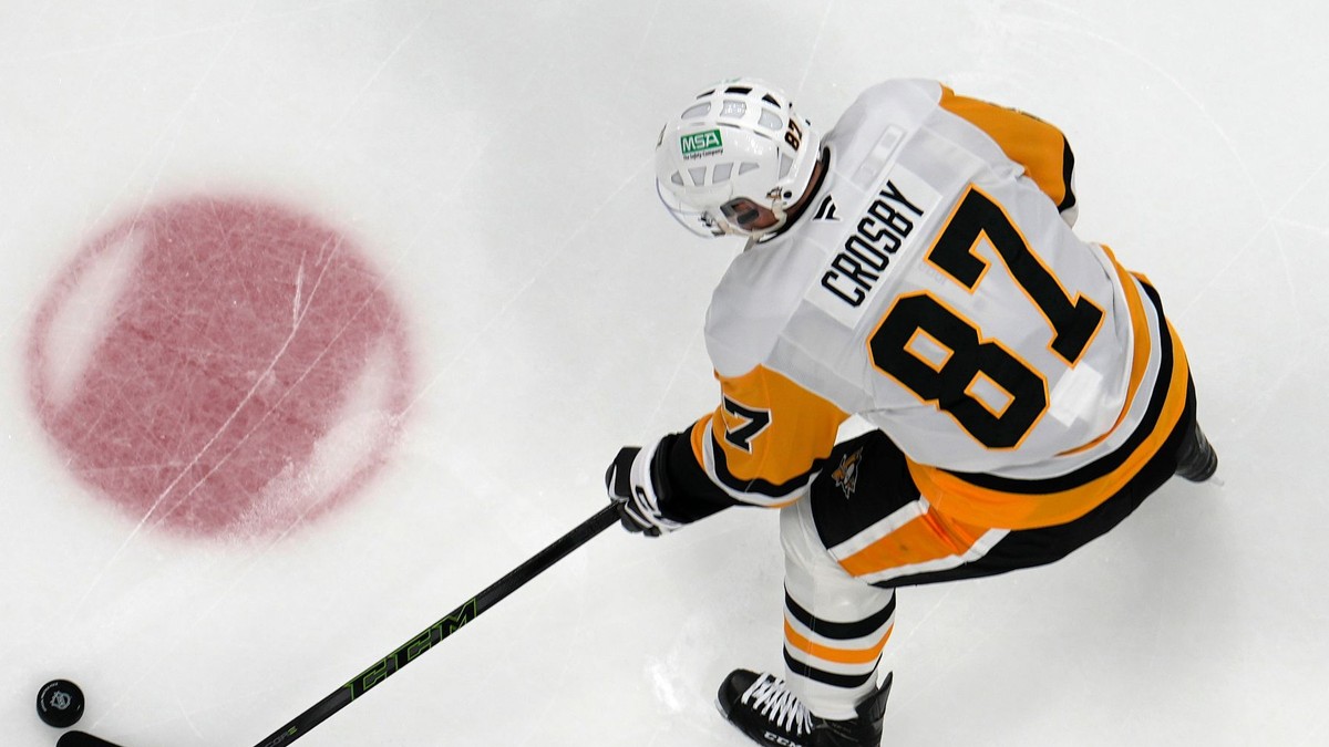 Center Pittsburghu Penguins Sidney Crosby.