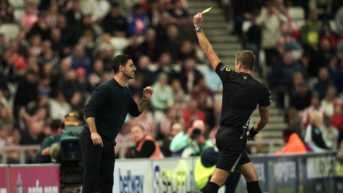 Rozhodca John Brooks a Mikel Arteta.