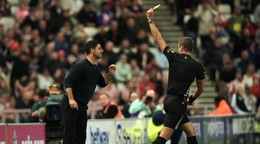 Rozhodca John Brooks a Mikel Arteta.