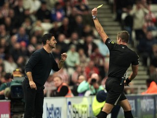 Rozhodca John Brooks a Mikel Arteta.