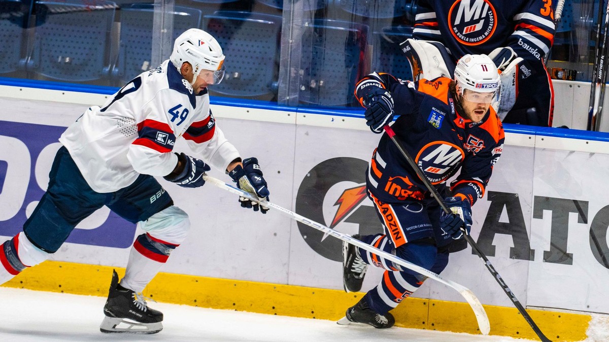 Zľava Samuel Takáč (HC Slovan Bratislava) a Renars Krastenbergs (HK Dukla Ingema Michalovce).