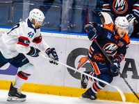 Zľava Samuel Takáč (HC Slovan Bratislava) a Renars Krastenbergs (HK Dukla Ingema Michalovce).