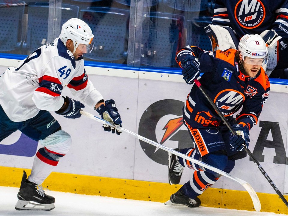 Zľava Samuel Takáč (HC Slovan Bratislava) a Renars Krastenbergs (HK Dukla Ingema Michalovce).