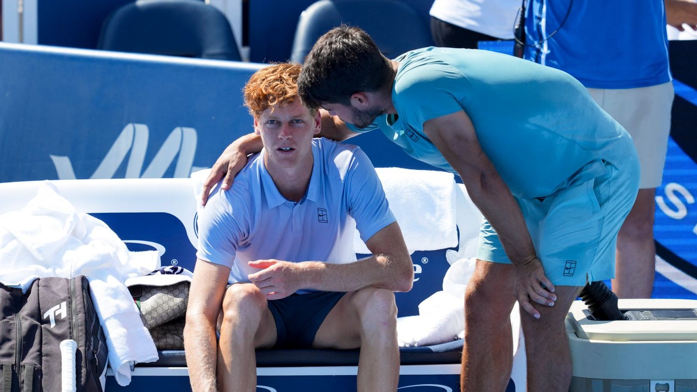Carlos Alcaraz utešuje Jannika Sinnera po tom, čo skrečoval finále turnaja v Cincinnati 2025.