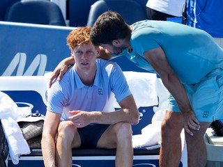 Carlos Alcaraz utešuje Jannika Sinnera po tom, čo skrečoval finále turnaja v Cincinnati 2025.