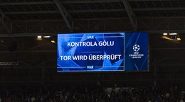 Overovanie Camarovho gólu v zápase Ligy majstrov Slovan - Stuttgart. 