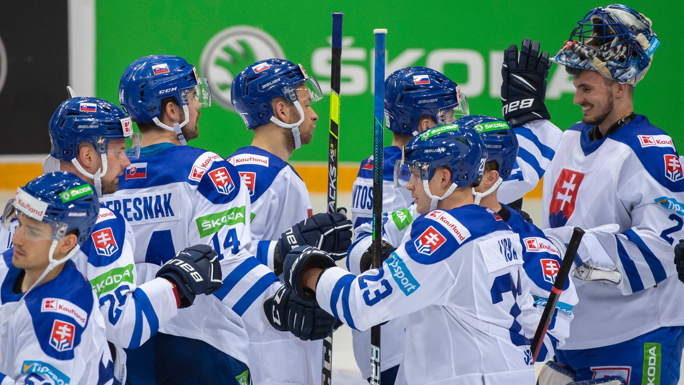 Radosť slovenských hokejistov po zápase proti Nemecku v príprave na MS v hokeji 2022.
