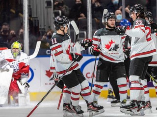 Hokejisti Kanady do 20 rokov sa tešia z gólu v zápase proti Česku.