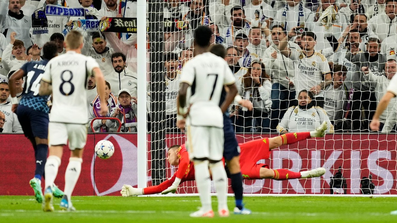Ukrajinský brankár Realu Madrid Andrij Lunin chytil penaltu v zápase Ligy majstrov.