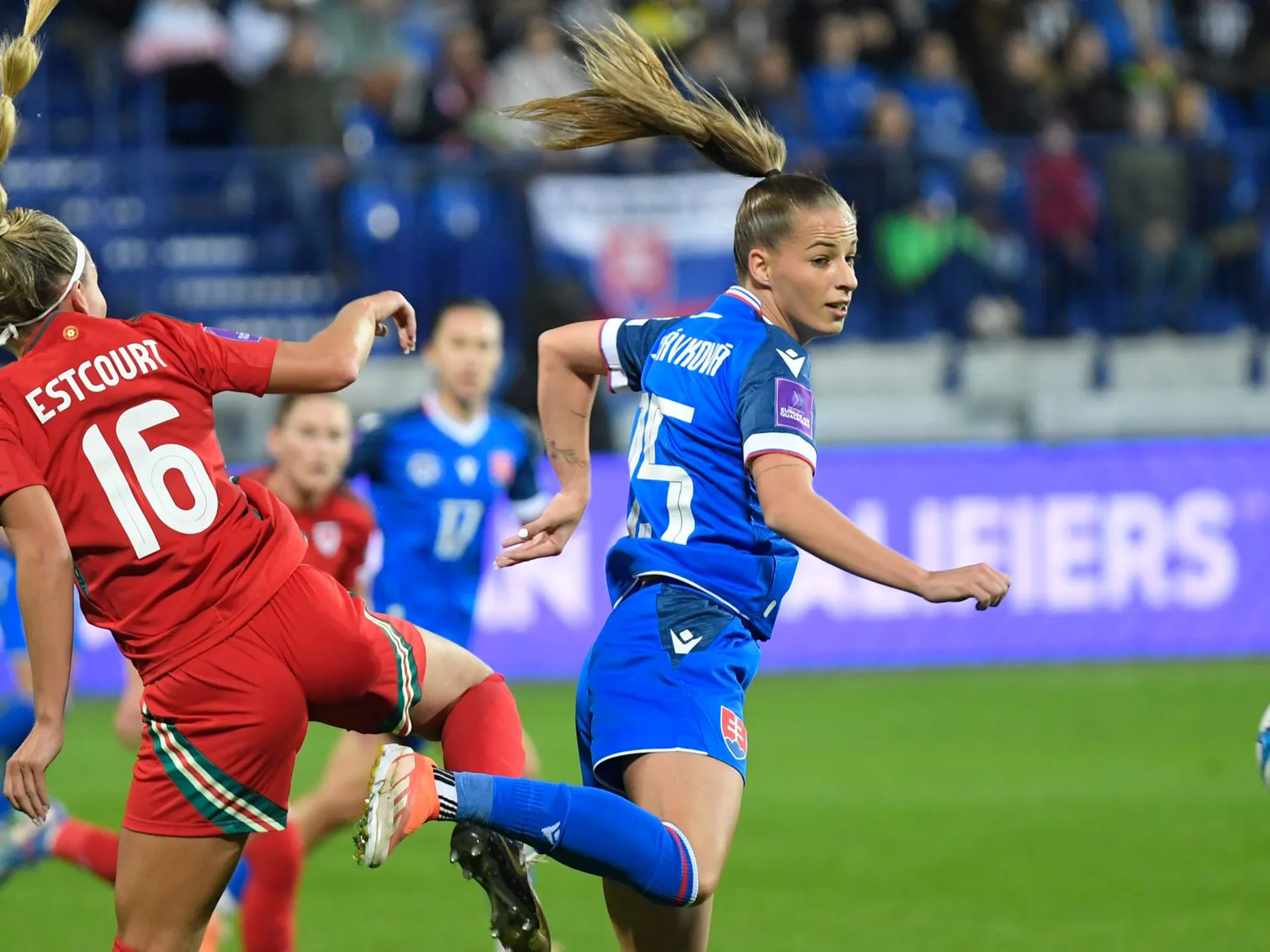 Na snímke sprava Tamara Morávková (Slovensko) a Charlotte Estcourtová (Wales) bojujú o loptu počas prvého zápasu prvého kola play off o postup na budúcoročné ME vo futbale žien Slovensko - Wales v Poprade 25. októbra 2024. 