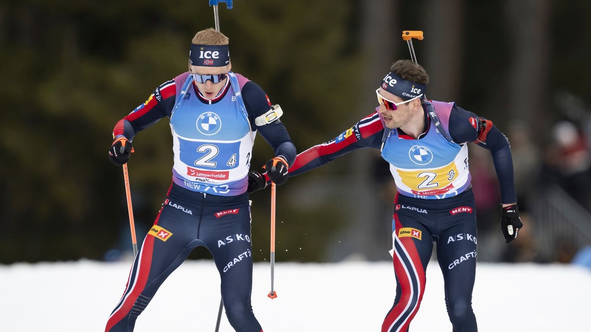 Nóri Johannes Thingnes Bö a Sturla Holm Laegreid  (vpravo) na MS v biatlone 2025.