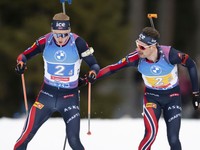 Nóri Johannes Thingnes Bö a Sturla Holm Laegreid  (vpravo) na MS v biatlone 2025.