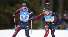 Nóri Johannes Thingnes Bö a Sturla Holm Laegreid  (vpravo) na MS v biatlone 2025.