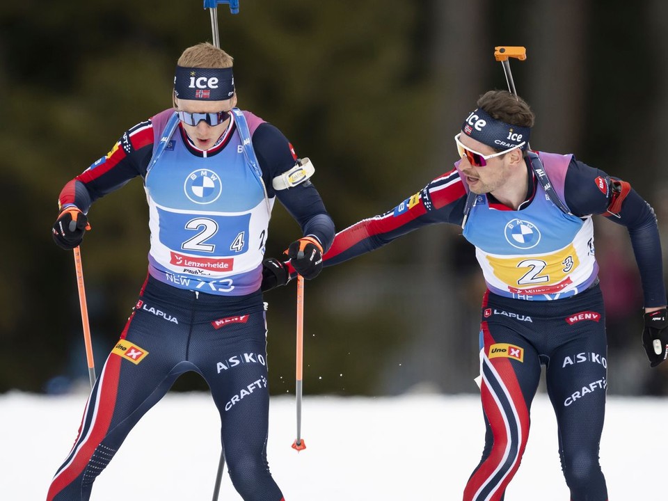 Nóri Johannes Thingnes Bö a Sturla Holm Laegreid  (vpravo) na MS v biatlone 2025.