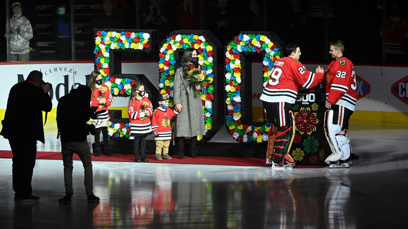 Marc-André Fleury pred zápasom oslávil 500. výhru v NHL.