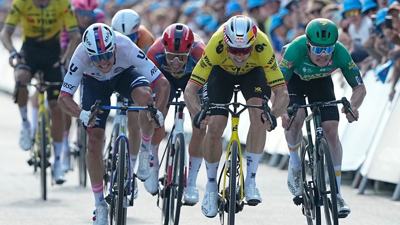 Wout van Aert zdolal Lukáša Kubiša (vľavo) v šprinte 1. etapy pretekov Okolo Dánska 2026.