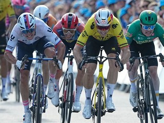 Wout van Aert zdolal Lukáša Kubiša (vľavo) v šprinte 1. etapy pretekov Okolo Dánska 2026.