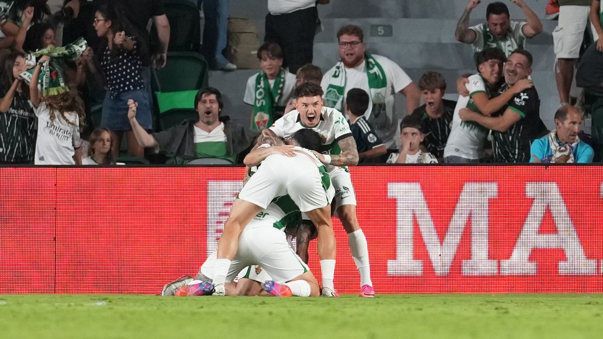 Futbalisti Elche oslavujú gól.